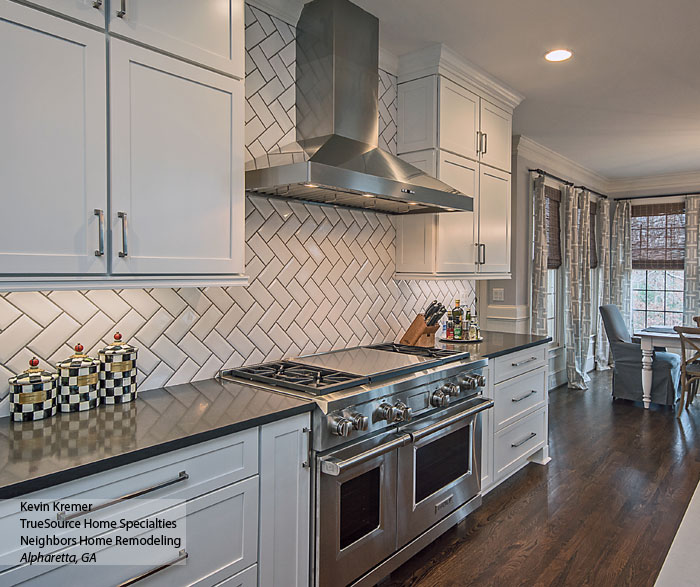 White Shaker Cabinets Amp Large Kitchen Island Kemper
